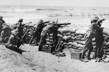 מקלענים בריטיים בקו החזית, חוף השרון בקרבת סידנא עלי, 1917