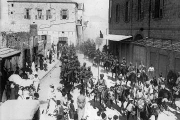 טור פרשים הודים ברחובות חיפה לאחר כיבושה (כיכר חמארה, כיכר פריז של ימינו, מבט למערב) 23 בספטמבר 1918
