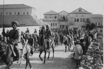 פרשים הודים מלווים שבויים ברחובות ירושלים, ספטמבר 1918