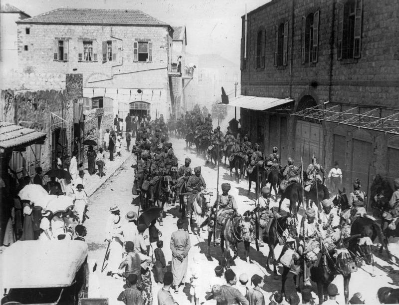 טור פרשים הודים ברחובות חיפה לאחר כיבושה (כיכר חמארה, כיכר פריז של ימינו, מבט למערב) 23 בספטמבר 1918