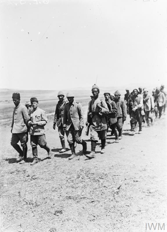 שבויים טורקים מובלים דרומה לאחר 'הפעולה של ארסוף', יוני 1918